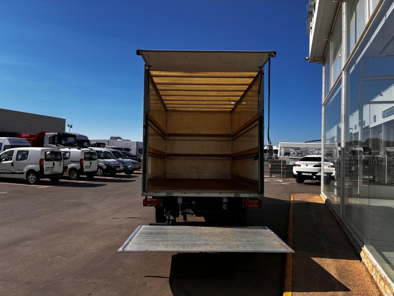 Caja cerrada con plataforma elevadora IVECO 35C16 20m3 - Furgone box: foto 5 Caja cerrada con plataforma elevadora IVECO 35C16 20m3 - Furgone box: foto 5