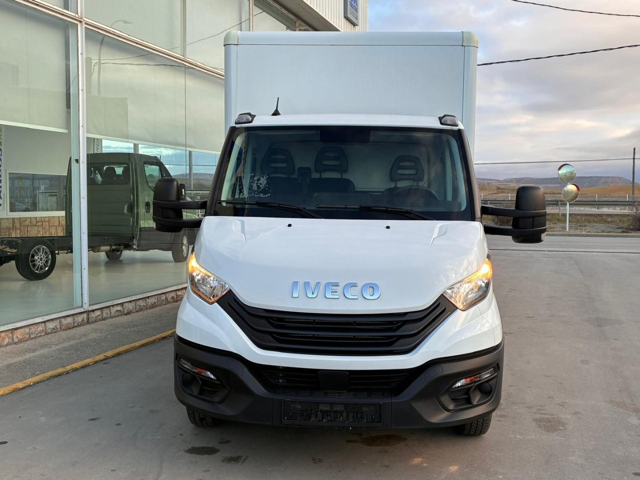 Caja cerrada con plataforma elevadora IVECO 35C16 20m3 - Furgone box: foto 2 Caja cerrada con plataforma elevadora IVECO 35C16 20m3 - Furgone box: foto 2