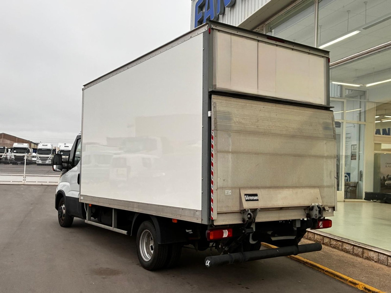 Caja cerrada con plataforma elevadora IVECO 35C16 3.0 20m3 - Furgone box: foto 4 Caja cerrada con plataforma elevadora IVECO 35C16 3.0 20m3 - Furgone box: foto 4
