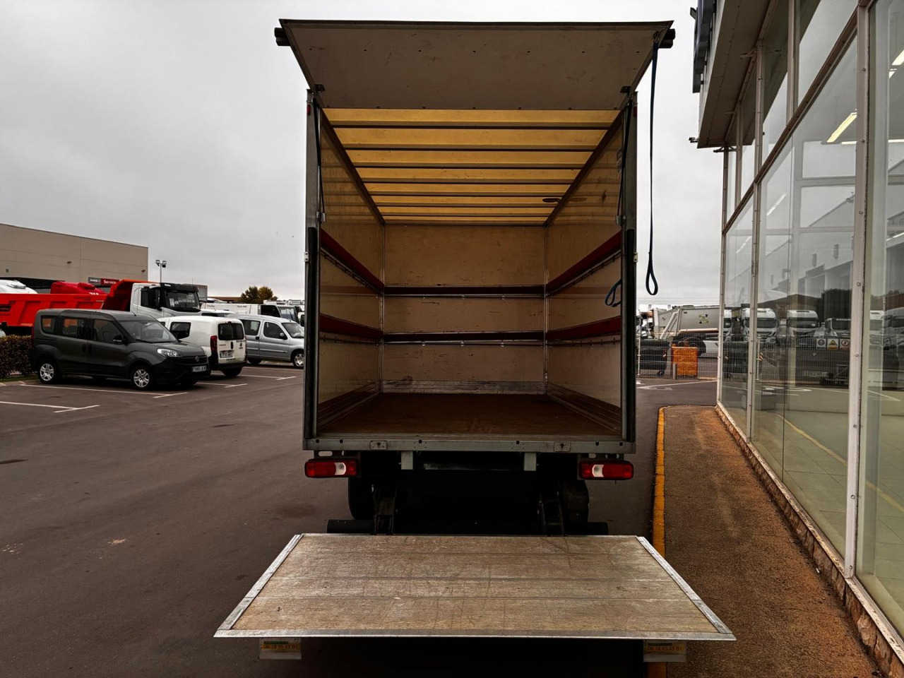 Caja cerrada con plataforma elevadora IVECO 35C16 3.0 20m3 - Furgone box: foto 5 Caja cerrada con plataforma elevadora IVECO 35C16 3.0 20m3 - Furgone box: foto 5