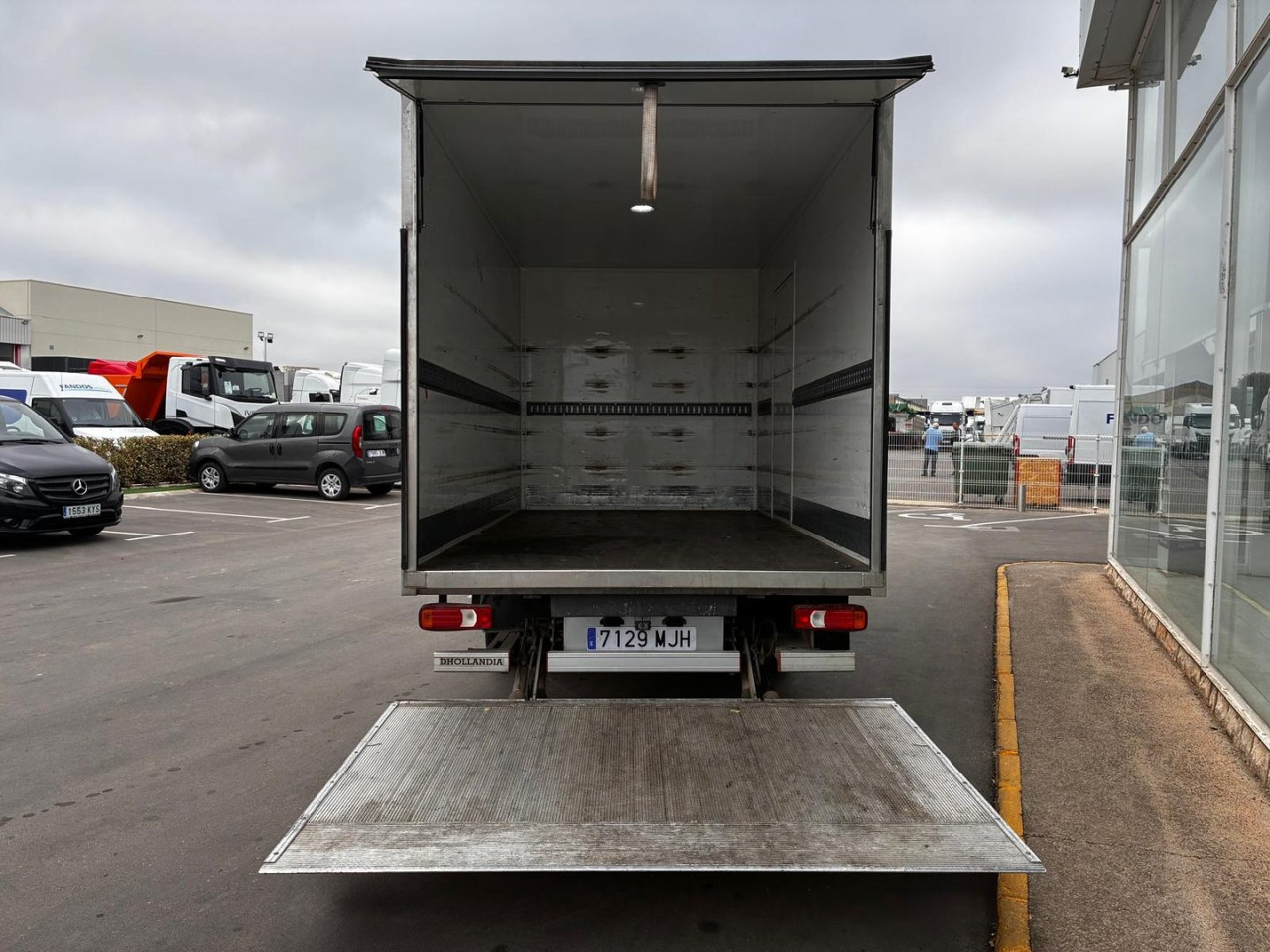 Caja cerrada con plataforma elevadora IVECO 35C16 3.0 20m3 con puerta lateral - Furgone box: foto 5 Caja cerrada con plataforma elevadora IVECO 35C16 3.0 20m3 con puerta lateral - Furgone box: foto 5