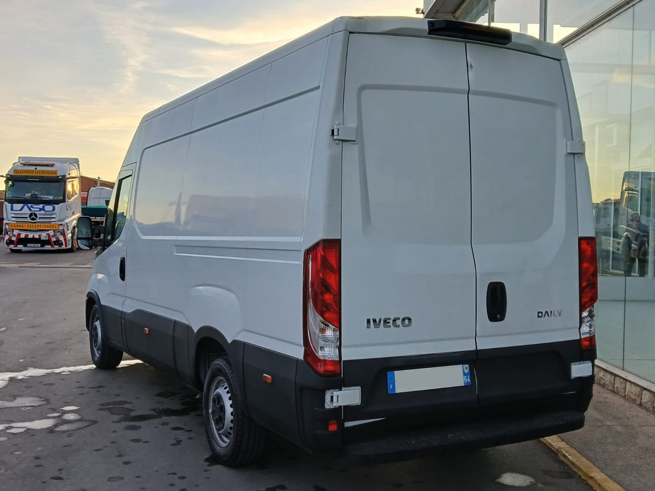 Furgón IVECO 35S14 12m3 - Furgone chiuso: foto 4 Furgón IVECO 35S14 12m3 - Furgone chiuso: foto 4