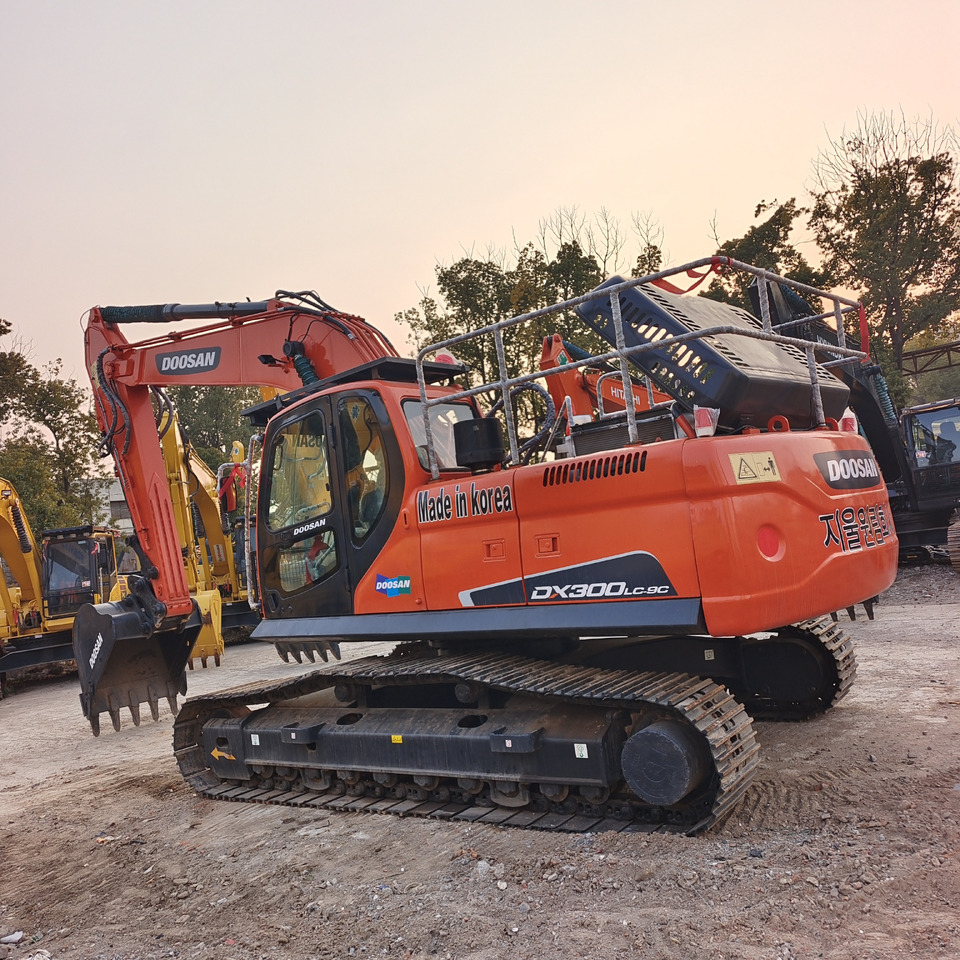 DOOSAN DX300LC-9C Doosan DX 300 LC - 9 C - Escavatore cingolato: foto 1 DOOSAN DX300LC-9C Doosan DX 300 LC - 9 C - Escavatore cingolato: foto 1
