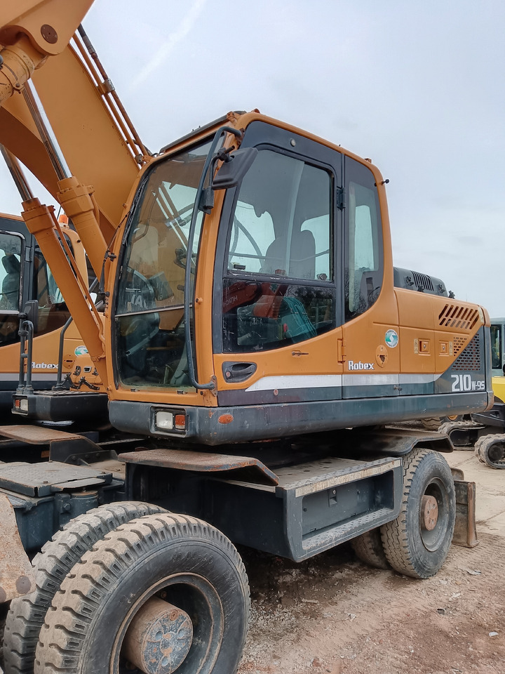 HYUNDAI 210W-9S Hyundai 210 W - 9 S - Escavatore gommato: foto 1 HYUNDAI 210W-9S Hyundai 210 W - 9 S - Escavatore gommato: foto 1