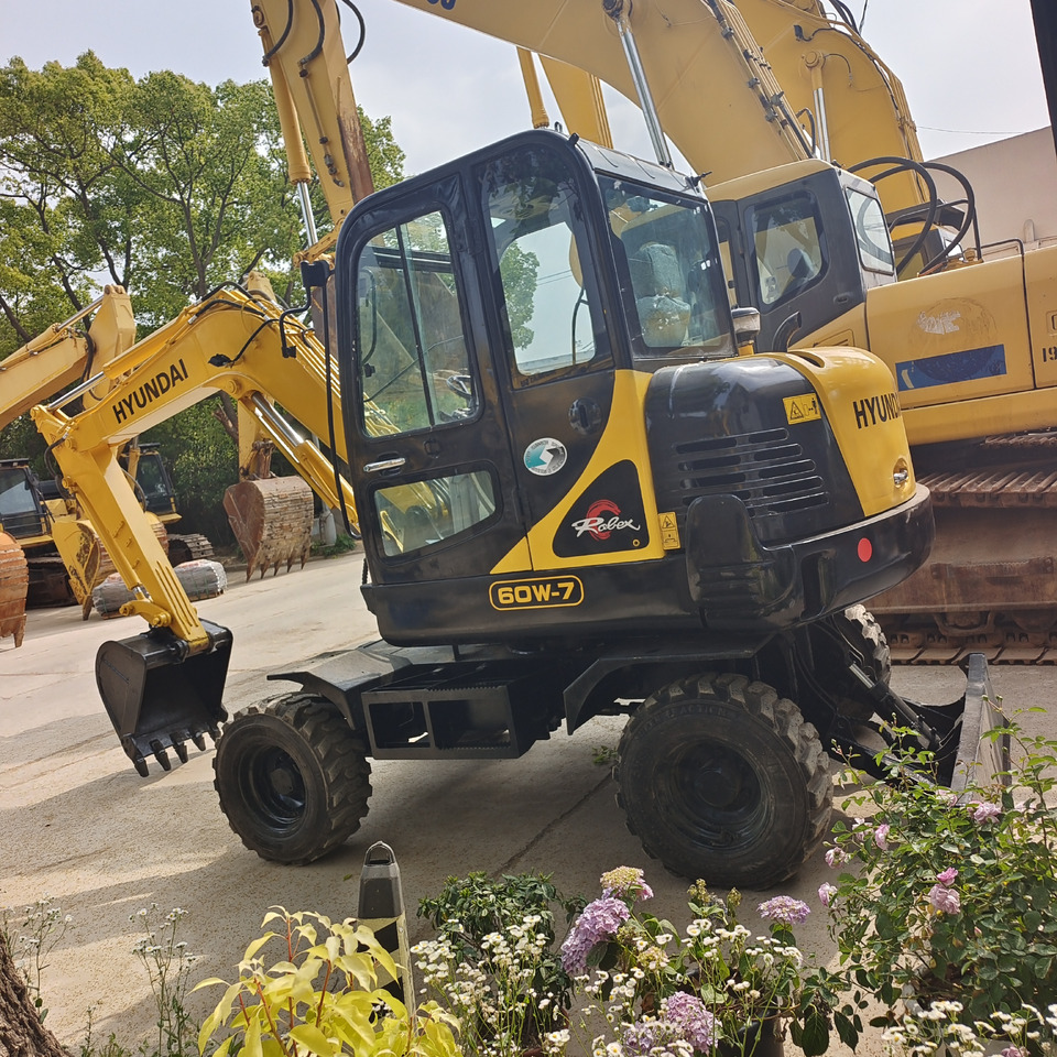 HYUNDAI R 60W - 7 R60W-7 - Escavatore gommato: foto 5 HYUNDAI R 60W - 7 R60W-7 - Escavatore gommato: foto 5