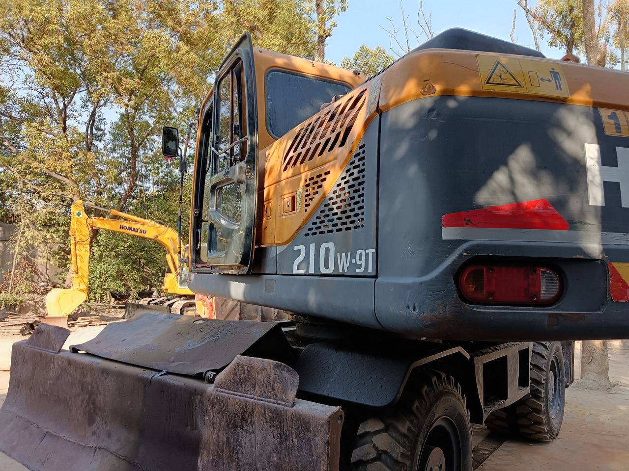 HYUNDAI R210W-9 - Escavatore gommato: foto 3 HYUNDAI R210W-9 - Escavatore gommato: foto 3