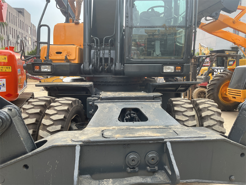 Hyundai 210w-9s HYUNDAI 210 W - 9 S - Escavatore gommato: foto 3 Hyundai 210w-9s HYUNDAI 210 W - 9 S - Escavatore gommato: foto 3