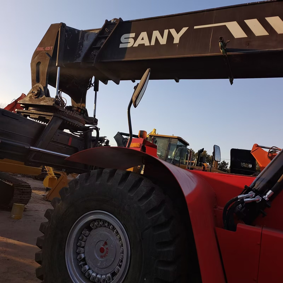 Reach stacker SANY SRSC45C30 45 TON CAPACITY: foto 12 Reach stacker SANY SRSC45C30 45 TON CAPACITY: foto 12