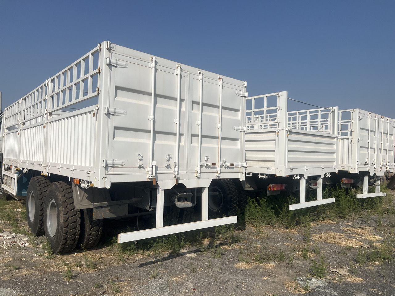 SINOTRUK HOWO DUMP TRUCK LIVESTOCK TRUCK WITH FENCE 371 380 400 420 460 HP - Autocarro trasporto bestiame: foto 1 SINOTRUK HOWO DUMP TRUCK LIVESTOCK TRUCK WITH FENCE 371 380 400 420 460 HP - Autocarro trasporto bestiame: foto 1