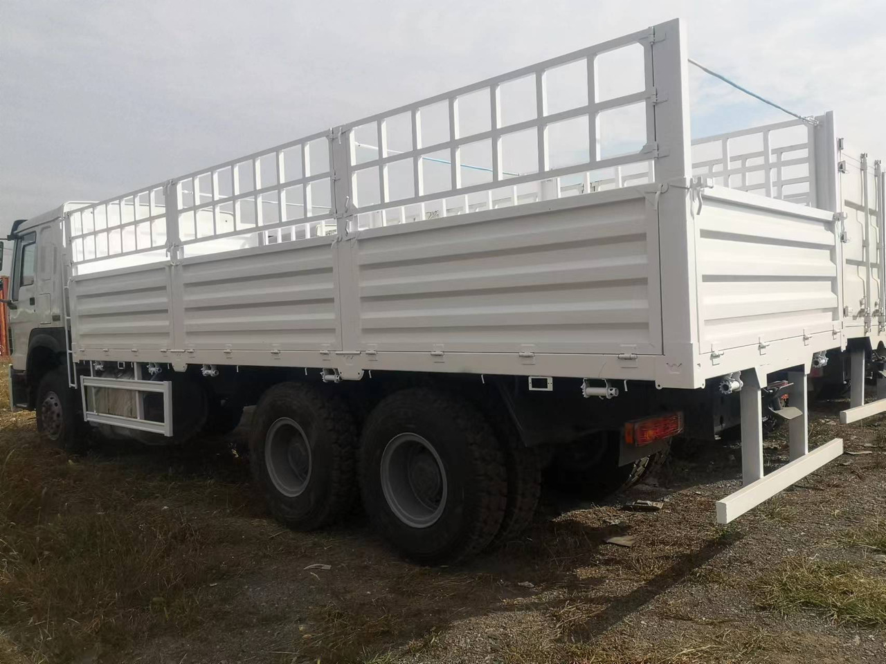 SINOTRUK HOWO DUMP TRUCK LIVESTOCK TRUCK WITH FENCE 371 380 400 420 460 HP - Autocarro trasporto bestiame: foto 4 SINOTRUK HOWO DUMP TRUCK LIVESTOCK TRUCK WITH FENCE 371 380 400 420 460 HP - Autocarro trasporto bestiame: foto 4