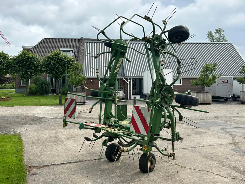 Krone KW 6.40 schudder schuilstelling hooibouw 6 elements - Voltafieno: foto 4 Krone KW 6.40 schudder schuilstelling hooibouw 6 elements - Voltafieno: foto 4
