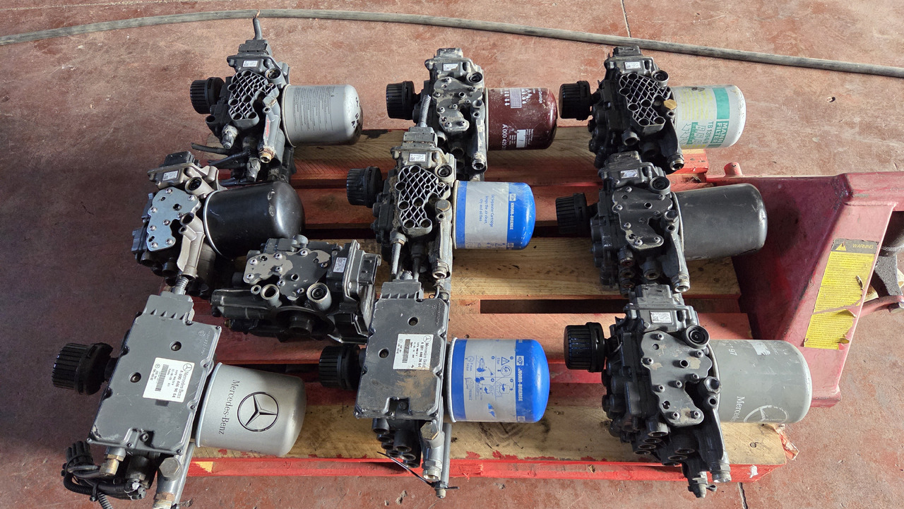 KNORR-BREMSE CONTROL UNIT EAPU K 102145 - ECU per Camion: foto 1 KNORR-BREMSE CONTROL UNIT EAPU K 102145 - ECU per Camion: foto 1