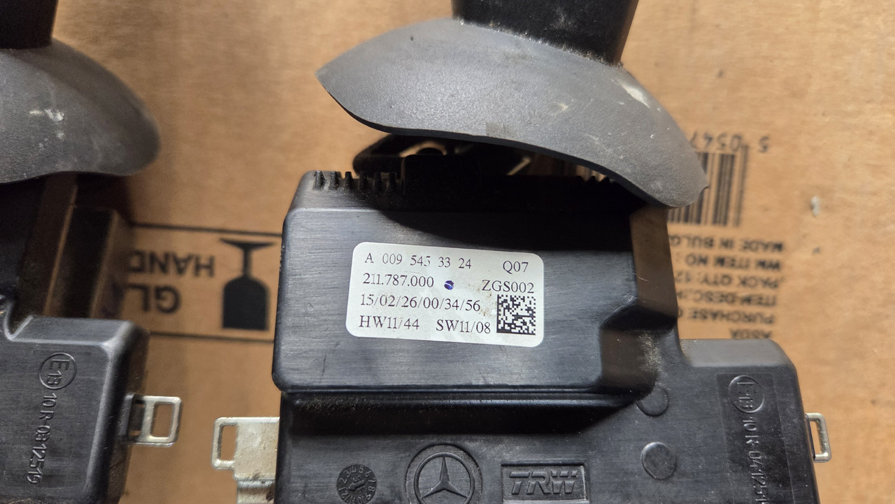 MERCEDES-BENZ ACTROS MP4 - Interruttore sul piantone dello sterzo per Camion: foto 2 MERCEDES-BENZ ACTROS MP4 - Interruttore sul piantone dello sterzo per Camion: foto 2