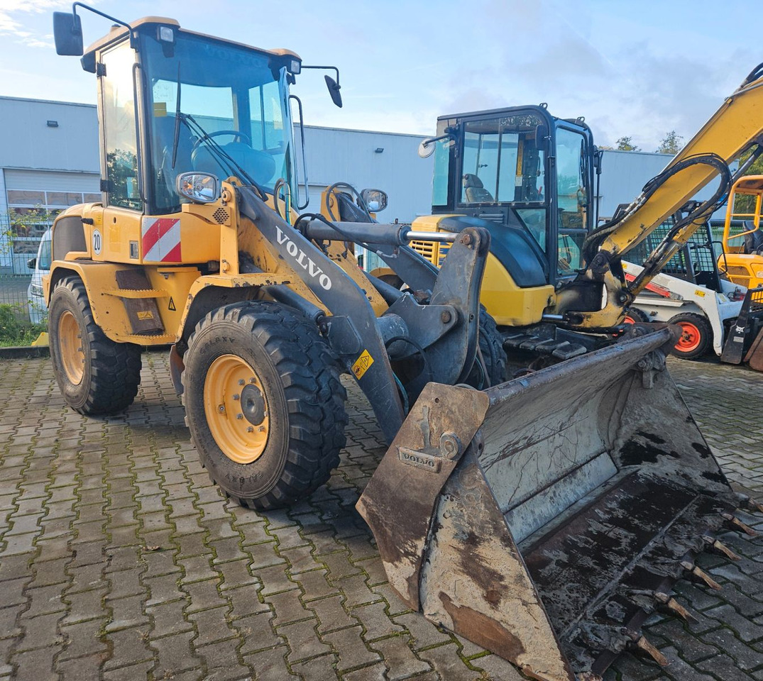 Volvo L30G Radlader mit Klappschaufel - Pala gommata: foto 1 Volvo L30G Radlader mit Klappschaufel - Pala gommata: foto 1