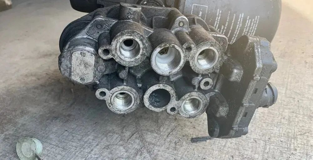 Zespół Przygotowania Powietrza IVECO Stralis LA8609 Knorr Bremse LA8609 - Valvola freno per Camion: foto 3 Zespół Przygotowania Powietrza IVECO Stralis LA8609 Knorr Bremse LA8609 - Valvola freno per Camion: foto 3