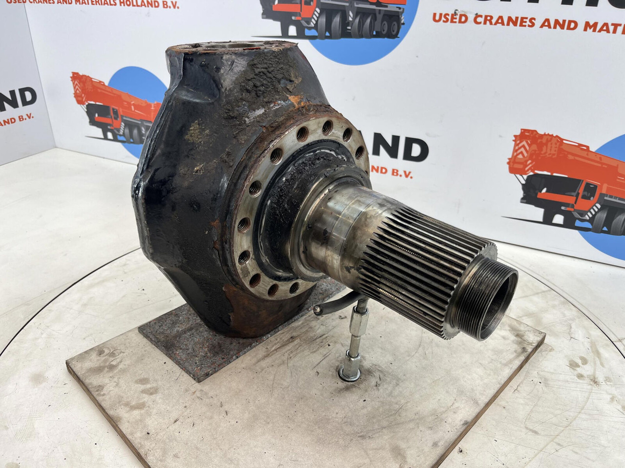 FAUN ATF 45-3 Steering knuckle 16 holes axle 3 - Fuso a snodo per Autogru: foto 3 FAUN ATF 45-3 Steering knuckle 16 holes axle 3 - Fuso a snodo per Autogru: foto 3