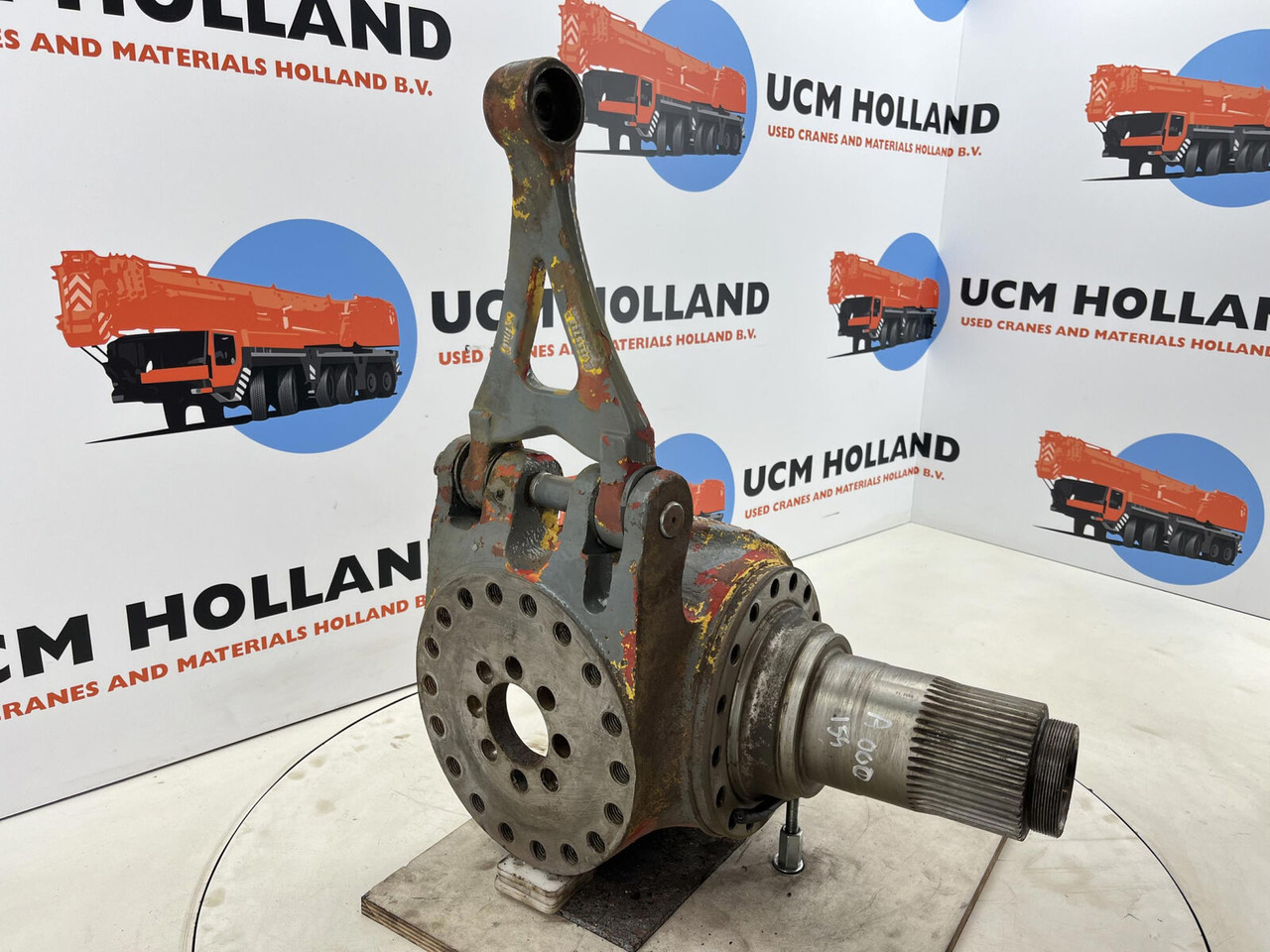Grove GMK 3050 Steering knuckle 16 holes axle 2 left - Fuso a snodo per Autogru: foto 3 Grove GMK 3050 Steering knuckle 16 holes axle 2 left - Fuso a snodo per Autogru: foto 3