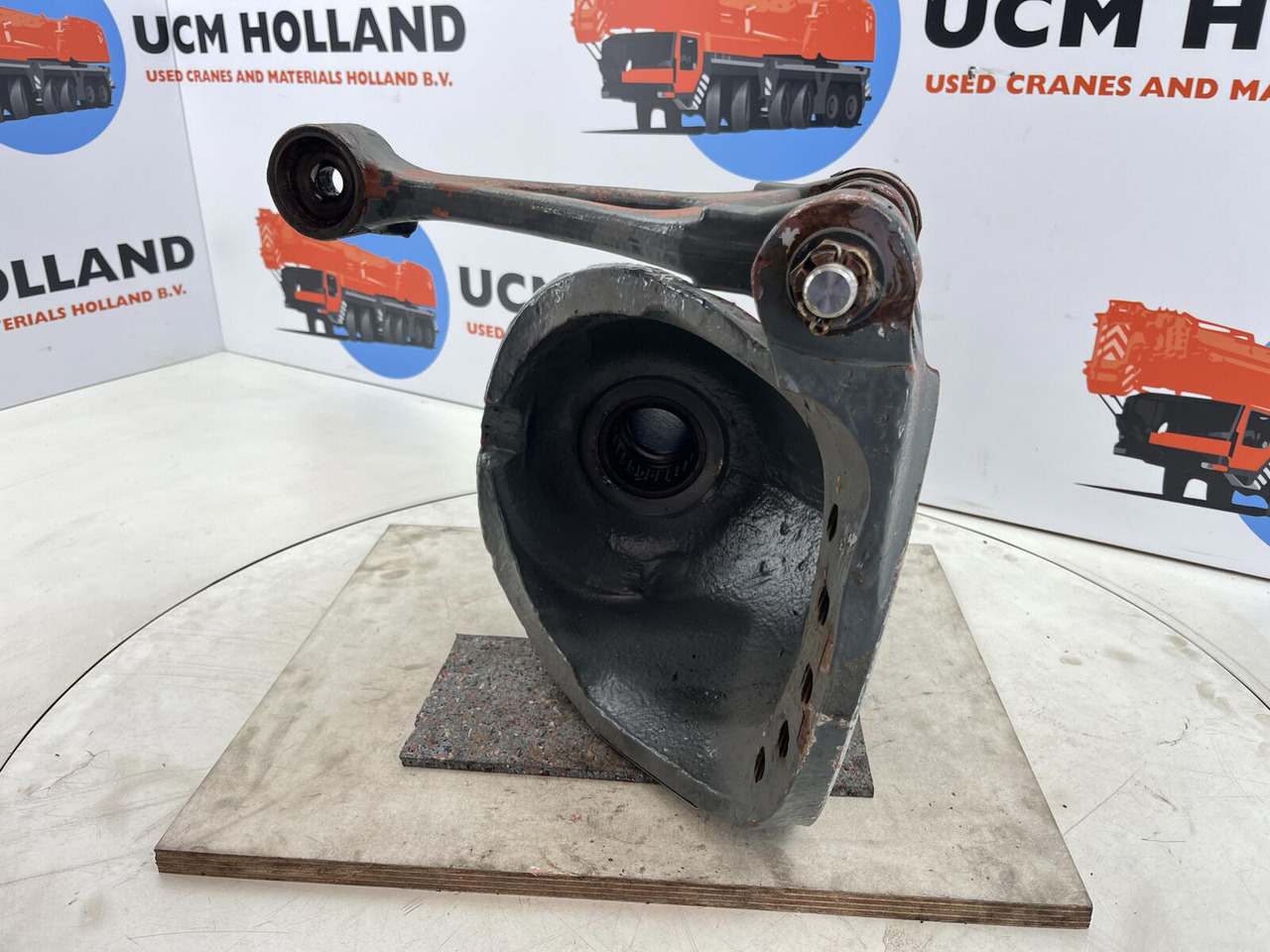 Grove GMK 3055 Steering knuckle 16 holes axle 2 left - Fuso a snodo per Autogru: foto 5 Grove GMK 3055 Steering knuckle 16 holes axle 2 left - Fuso a snodo per Autogru: foto 5