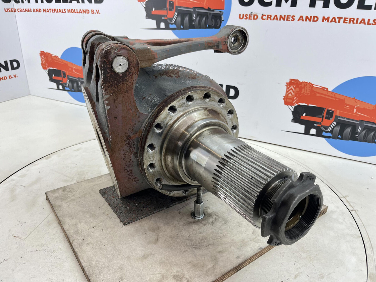 Grove GMK 3055 Steering knuckle 16 holes axle 2 left - Fuso a snodo per Autogru: foto 3 Grove GMK 3055 Steering knuckle 16 holes axle 2 left - Fuso a snodo per Autogru: foto 3