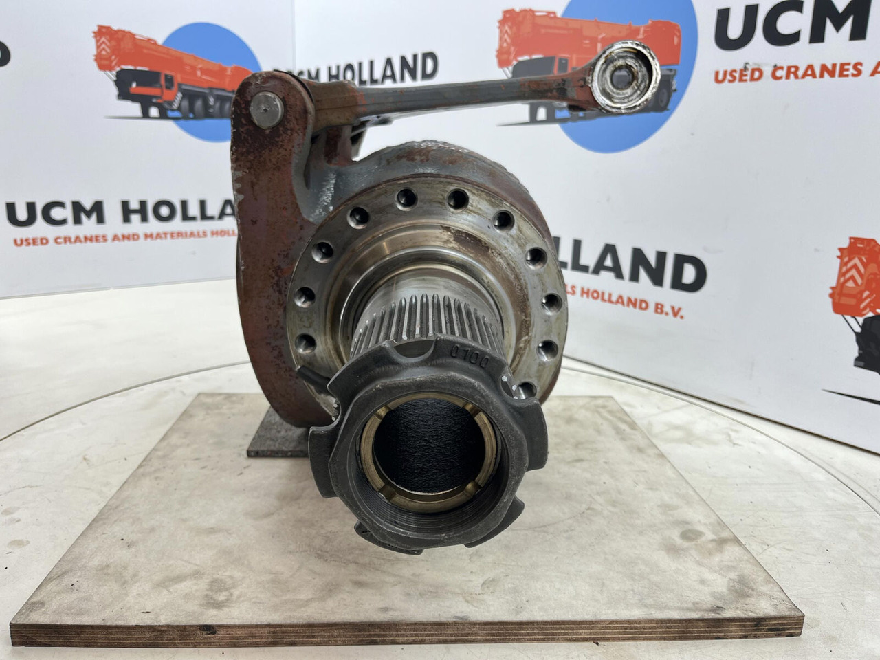Grove GMK 3055 Steering knuckle 16 holes axle 2 left - Fuso a snodo per Autogru: foto 2 Grove GMK 3055 Steering knuckle 16 holes axle 2 left - Fuso a snodo per Autogru: foto 2