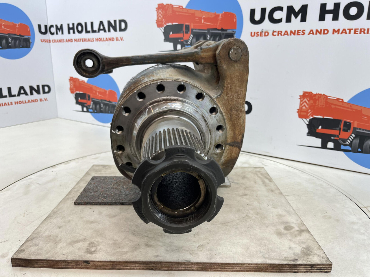 Grove GMK 3055 Steering knuckle 16 holes axle 2 right - Fuso a snodo per Autogru: foto 2 Grove GMK 3055 Steering knuckle 16 holes axle 2 right - Fuso a snodo per Autogru: foto 2