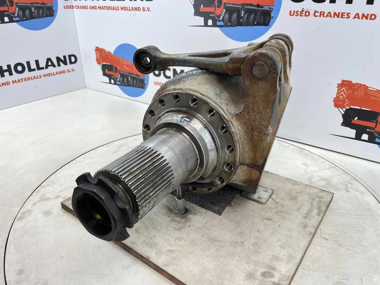 Grove GMK 3055 Steering knuckle 16 holes axle 2 right - Fuso a snodo per Autogru: foto 1 Grove GMK 3055 Steering knuckle 16 holes axle 2 right - Fuso a snodo per Autogru: foto 1