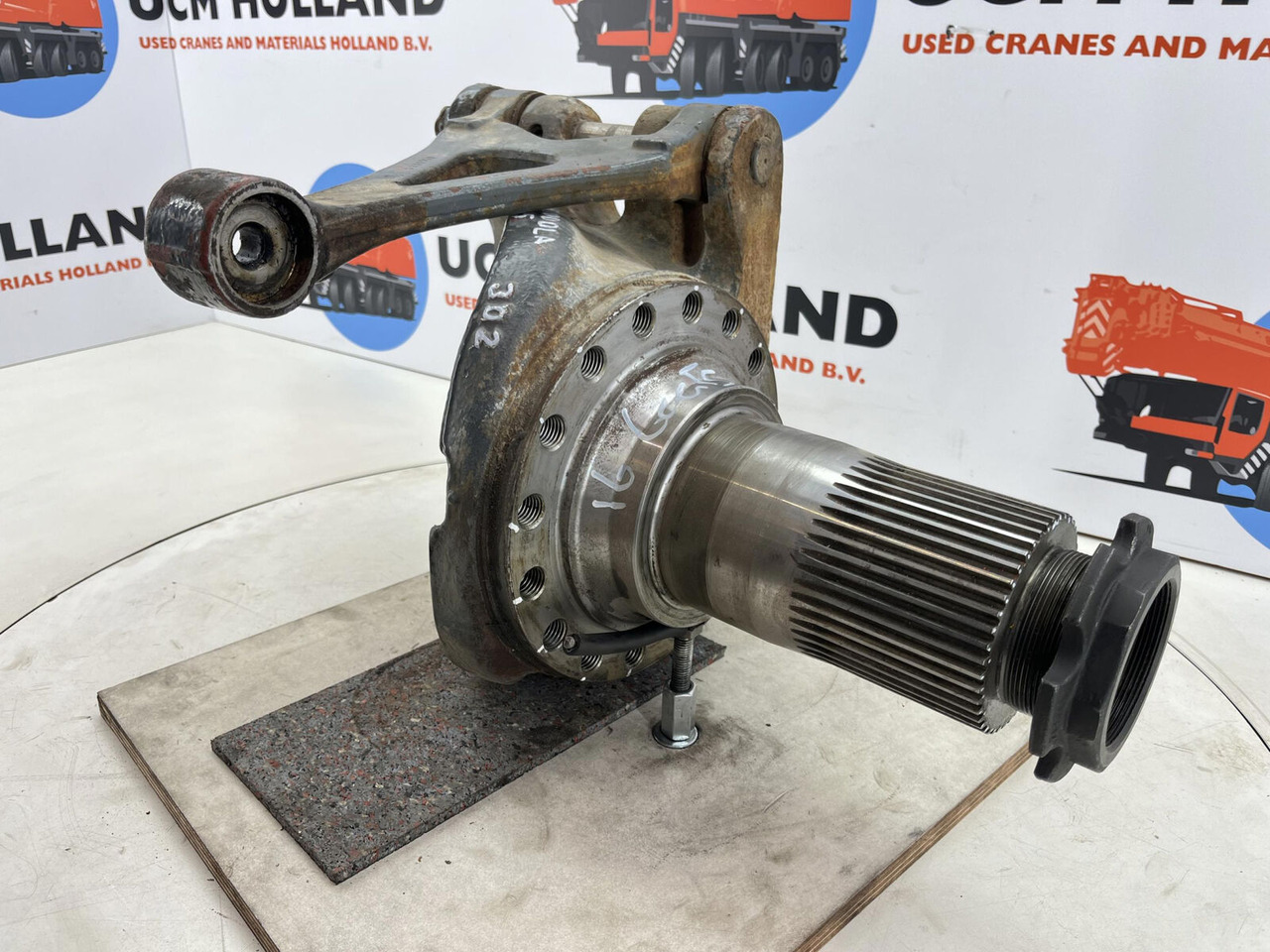 Grove GMK 3055 Steering knuckle 16 holes axle 2 right - Fuso a snodo per Autogru: foto 3 Grove GMK 3055 Steering knuckle 16 holes axle 2 right - Fuso a snodo per Autogru: foto 3
