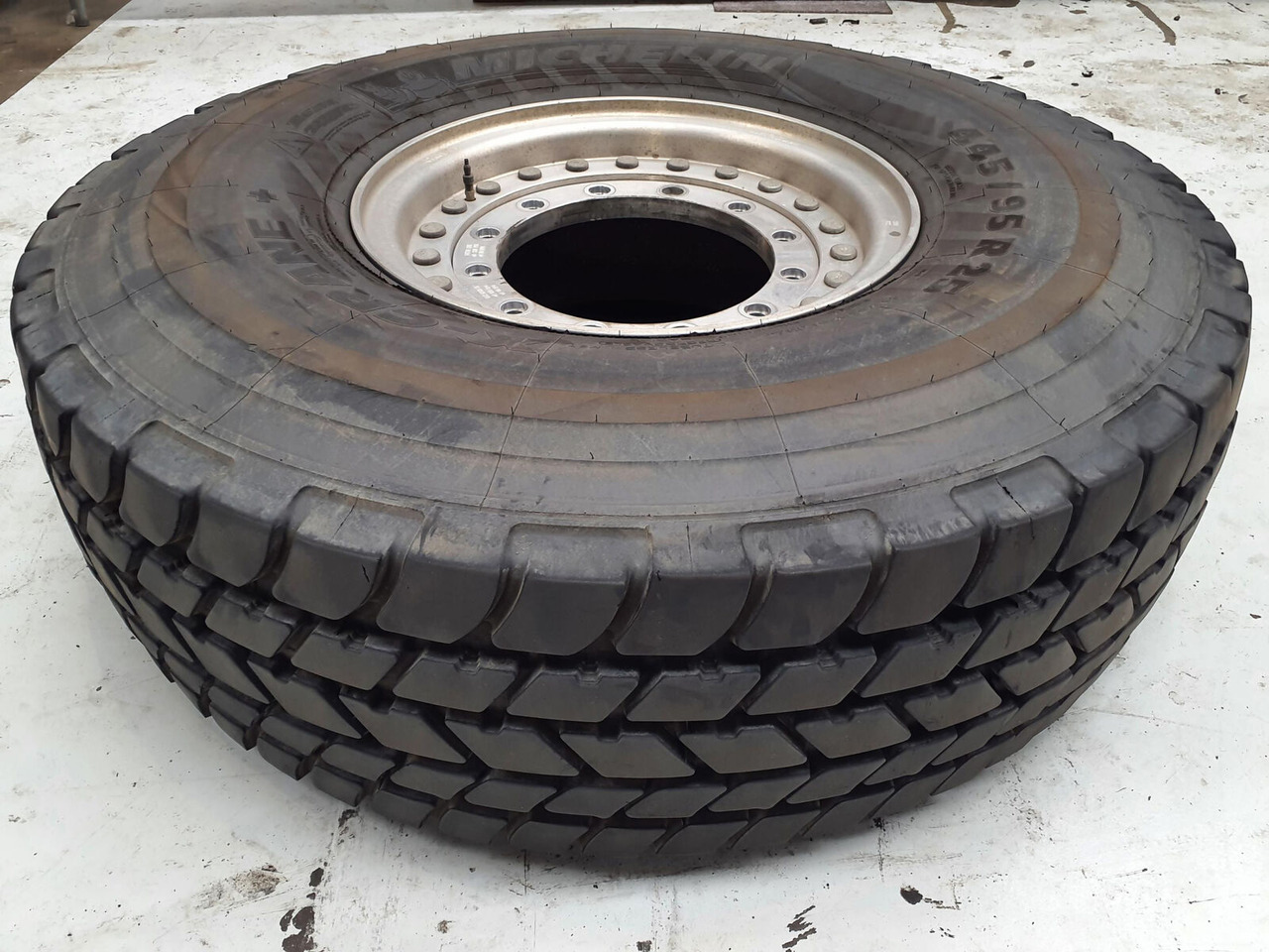 Grove Wheel 445/95R25 12 9 2p alu - Ruota completa per Gru: foto 1 Grove Wheel 445/95R25 12 9 2p alu - Ruota completa per Gru: foto 1