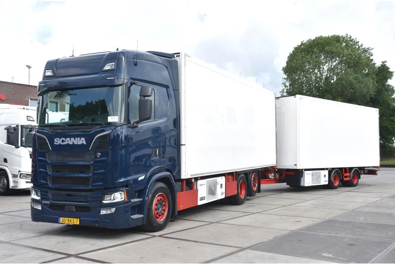 Scania S520 V8 NGS 6x2*4NB + SCHMITZ ZKO 20 - THERMO KING - RETARDER - FULL AIR - WHEELBASE: 515 CM - TOP CONDITION - - Autocarro frigorifero: foto 1 Scania S520 V8 NGS 6x2*4NB + SCHMITZ ZKO 20 - THERMO KING - RETARDER - FULL AIR - WHEELBASE: 515 CM - TOP CONDITION - - Autocarro frigorifero: foto 1