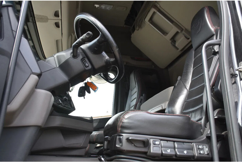 Scania R520 V8 NGS 6x2/4 - 701 TKM - NAVI - LEATHER SEATS - ALCOA'S - LED LIGHTS - TOP CONDITION - - Trattore stradale: foto 4 Scania R520 V8 NGS 6x2/4 - 701 TKM - NAVI - LEATHER SEATS - ALCOA'S - LED LIGHTS - TOP CONDITION - - Trattore stradale: foto 4