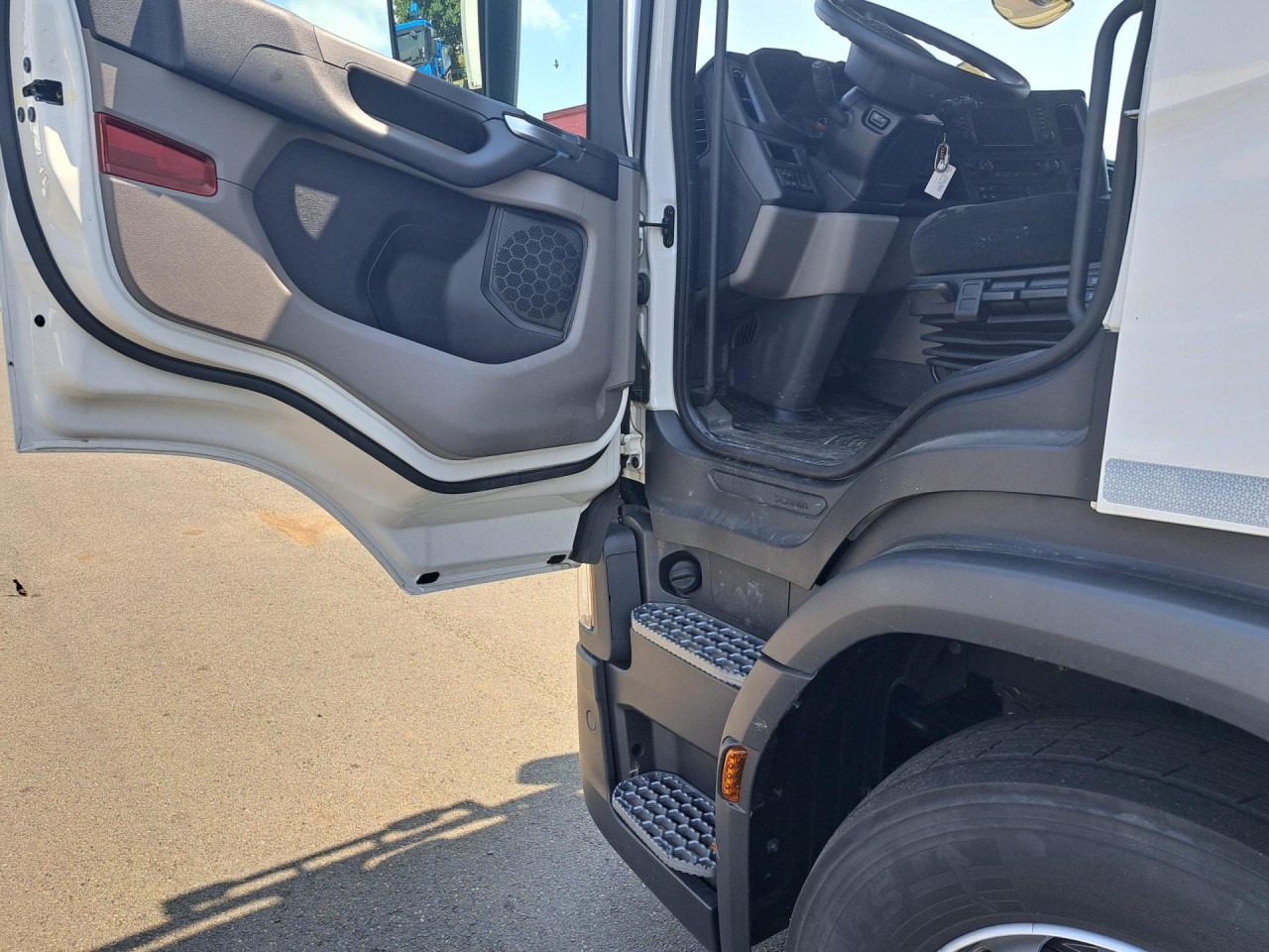 SCANIA SCANIA P280 4x2 Fourgon /Hayon 9L - Autocarro telaio: foto 2 SCANIA SCANIA P280 4x2 Fourgon /Hayon 9L - Autocarro telaio: foto 2