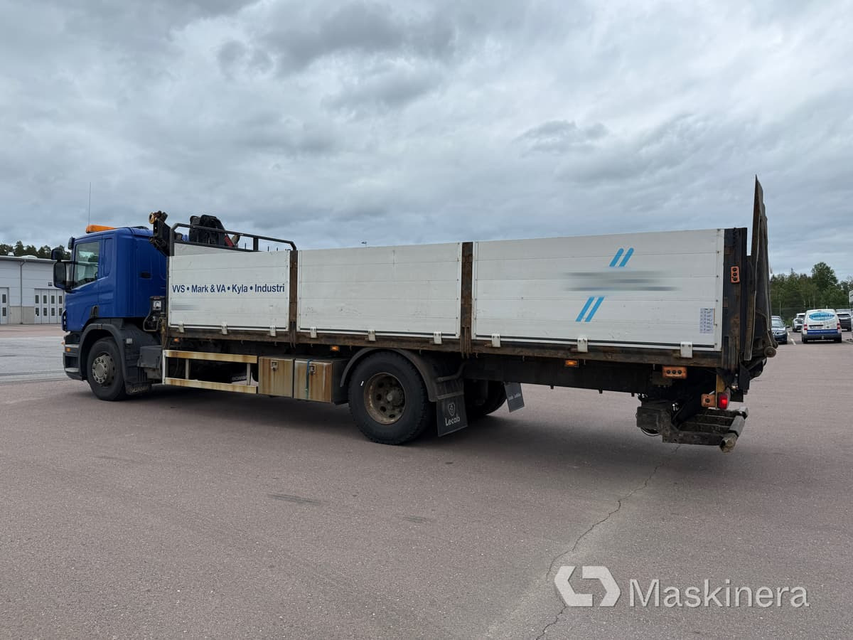Brädgårdsbil med kran Scania P320 - Autocarro con pianale/ Cassone fisso, Camion con gru: foto 3 Brädgårdsbil med kran Scania P320 - Autocarro con pianale/ Cassone fisso, Camion con gru: foto 3