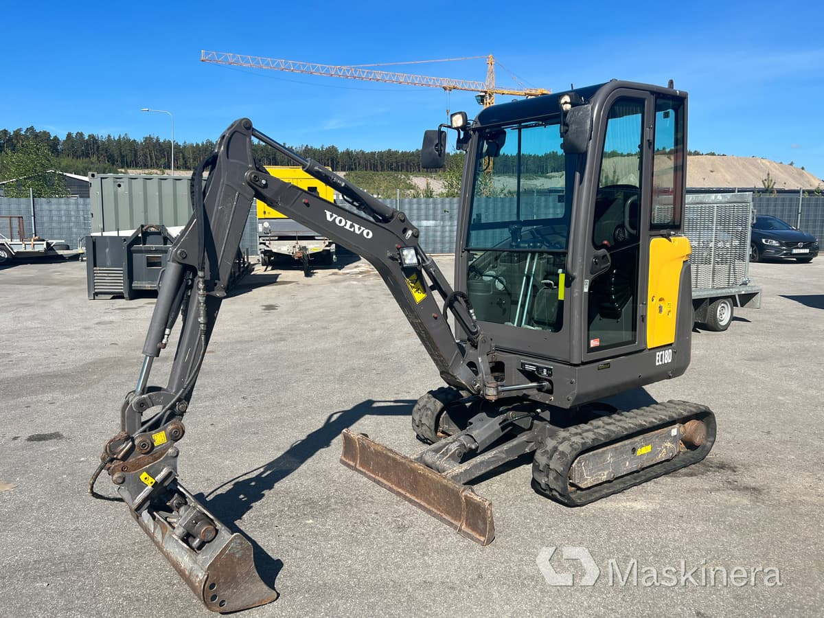 Grävmaskin Volvo EC18D med maskintrailer och redskap - Escavatore cingolato: foto 2 Grävmaskin Volvo EC18D med maskintrailer och redskap - Escavatore cingolato: foto 2