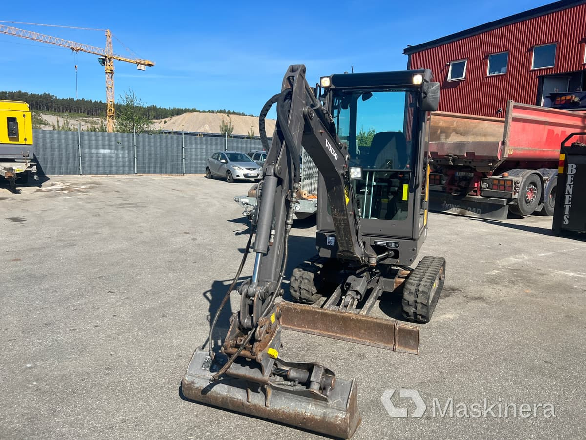Grävmaskin Volvo EC18D med maskintrailer och redskap - Escavatore cingolato: foto 3 Grävmaskin Volvo EC18D med maskintrailer och redskap - Escavatore cingolato: foto 3