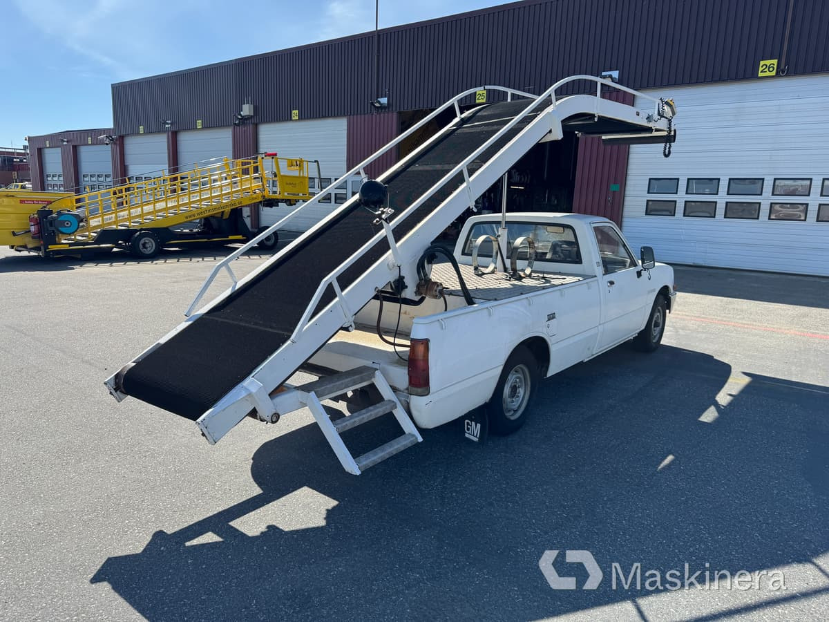 Pickup Isuzu KB DLX med bagageband, mobil bandlastare - Furgone chiuso: foto 5 Pickup Isuzu KB DLX med bagageband, mobil bandlastare - Furgone chiuso: foto 5