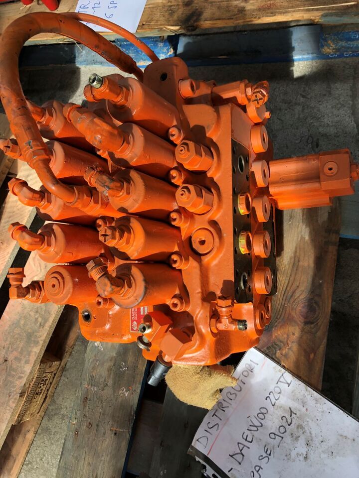 DAEWOO SOLAR 220-V hydraulic distributor - Valvola idraulica per Macchina da cantiere: foto 1 DAEWOO SOLAR 220-V hydraulic distributor - Valvola idraulica per Macchina da cantiere: foto 1