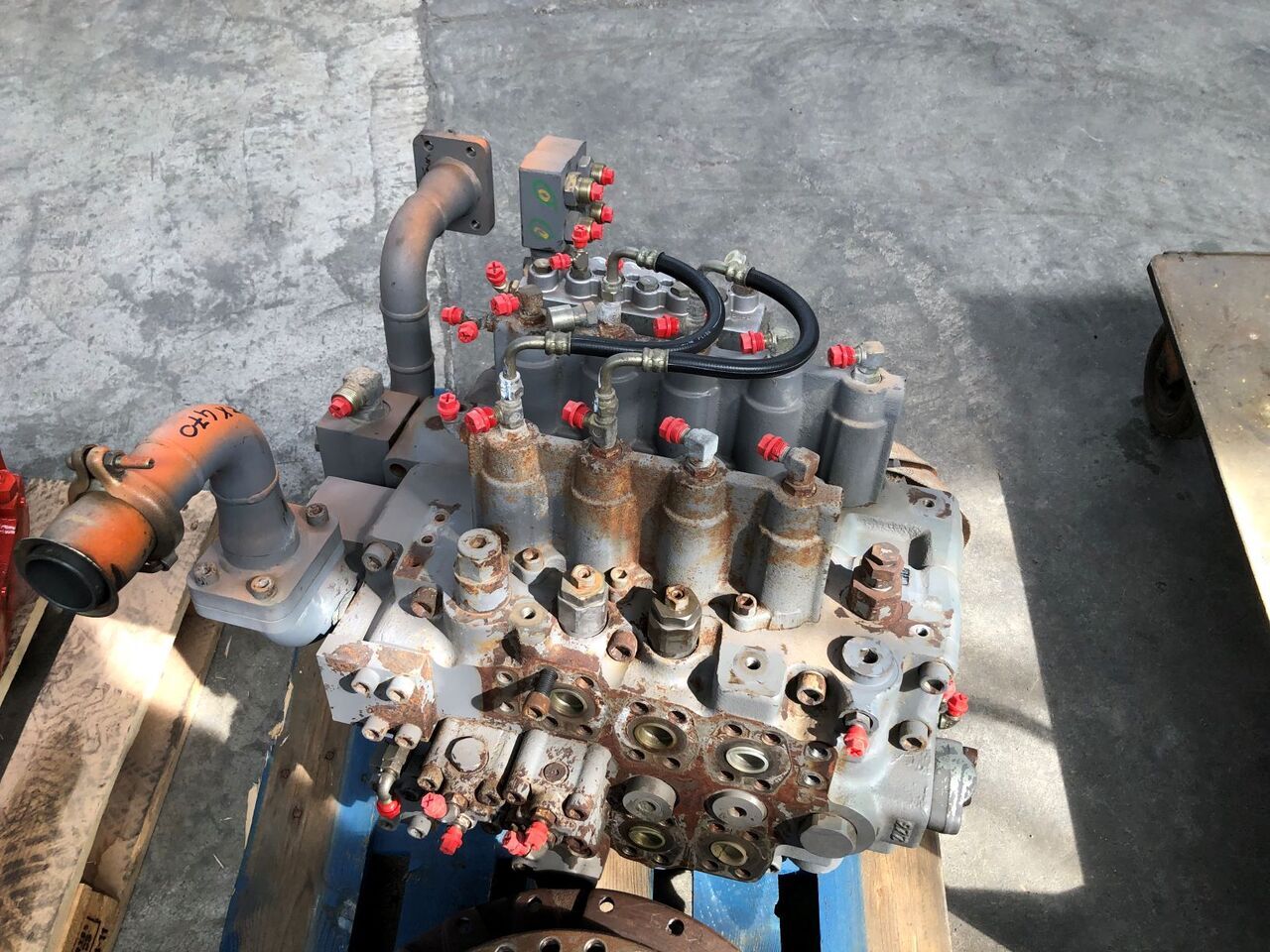 HITACHI ZX470 - Valvola idraulica per Escavatore cingolato: foto 1 HITACHI ZX470 - Valvola idraulica per Escavatore cingolato: foto 1