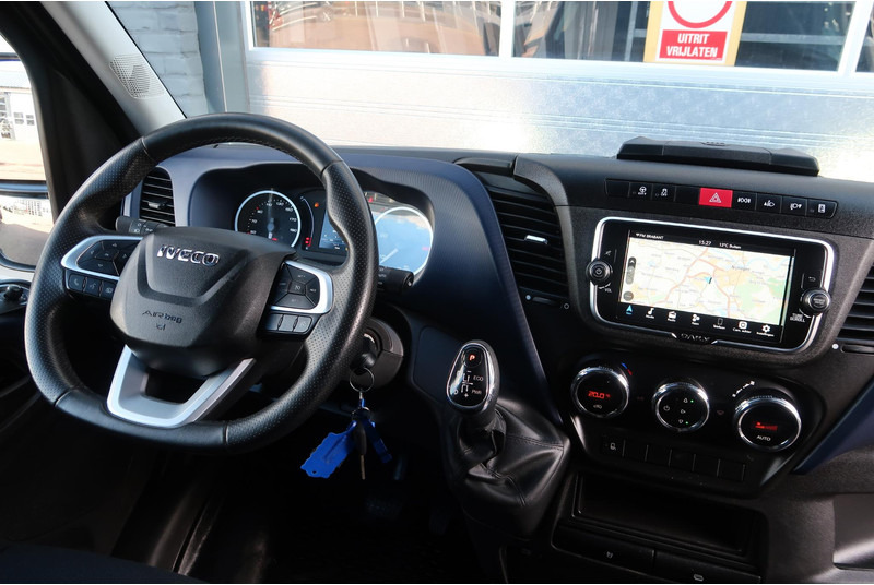 Foto d'interni 2: Furgone chiuso Iveco Daily 35S18HV 3.0 35 L2 H2 AUT/ LED/ CAMERA/ 3.5T/ CRUISE/ CLIMA/ TREKHAAK