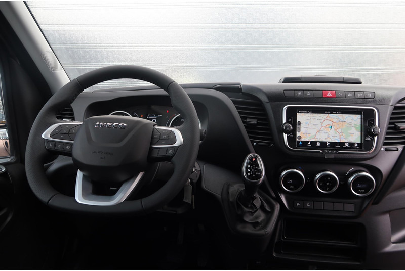 Foto d'interni 2: Furgone chiuso Iveco Daily 35S18HV 3.0 35 L2H2 BPM VRIJ/ LED/ NAVI/ CAMERA/ CLIMA