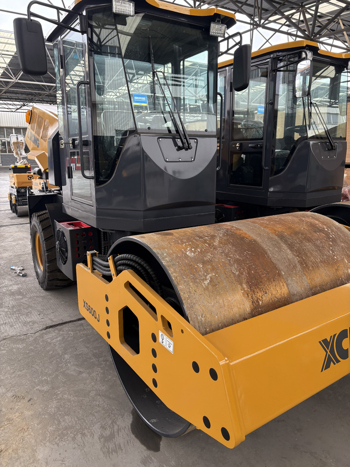 XCMG XS600J 6 ton small single drum Vibratory road Roller - Rullo stradale: foto 2 XCMG XS600J 6 ton small single drum Vibratory road Roller - Rullo stradale: foto 2