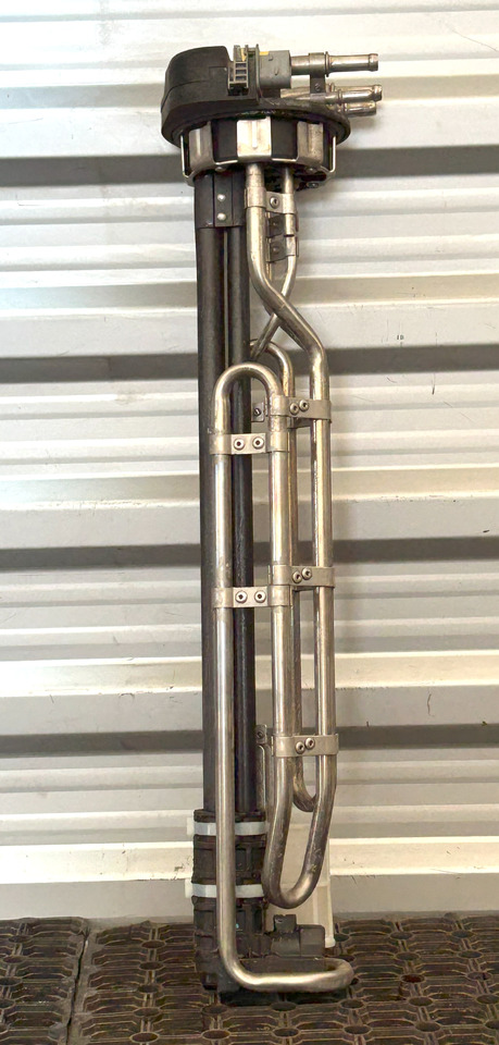 DAF TEMPERATURE AND ADBLUE LEVEL SENSOR DAF XF 106 - Serbatoio per AdBlue: foto 1 DAF TEMPERATURE AND ADBLUE LEVEL SENSOR DAF XF 106 - Serbatoio per AdBlue: foto 1