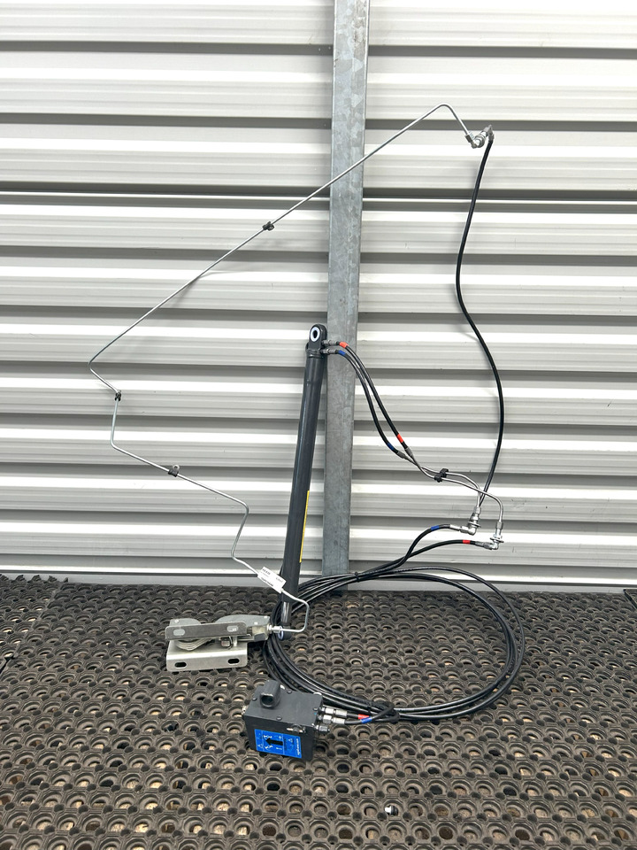 IVECO EUROCARGO 75E MLC CABIN LIFTING KIT - Cilindro idraulico: foto 1 IVECO EUROCARGO 75E MLC CABIN LIFTING KIT - Cilindro idraulico: foto 1