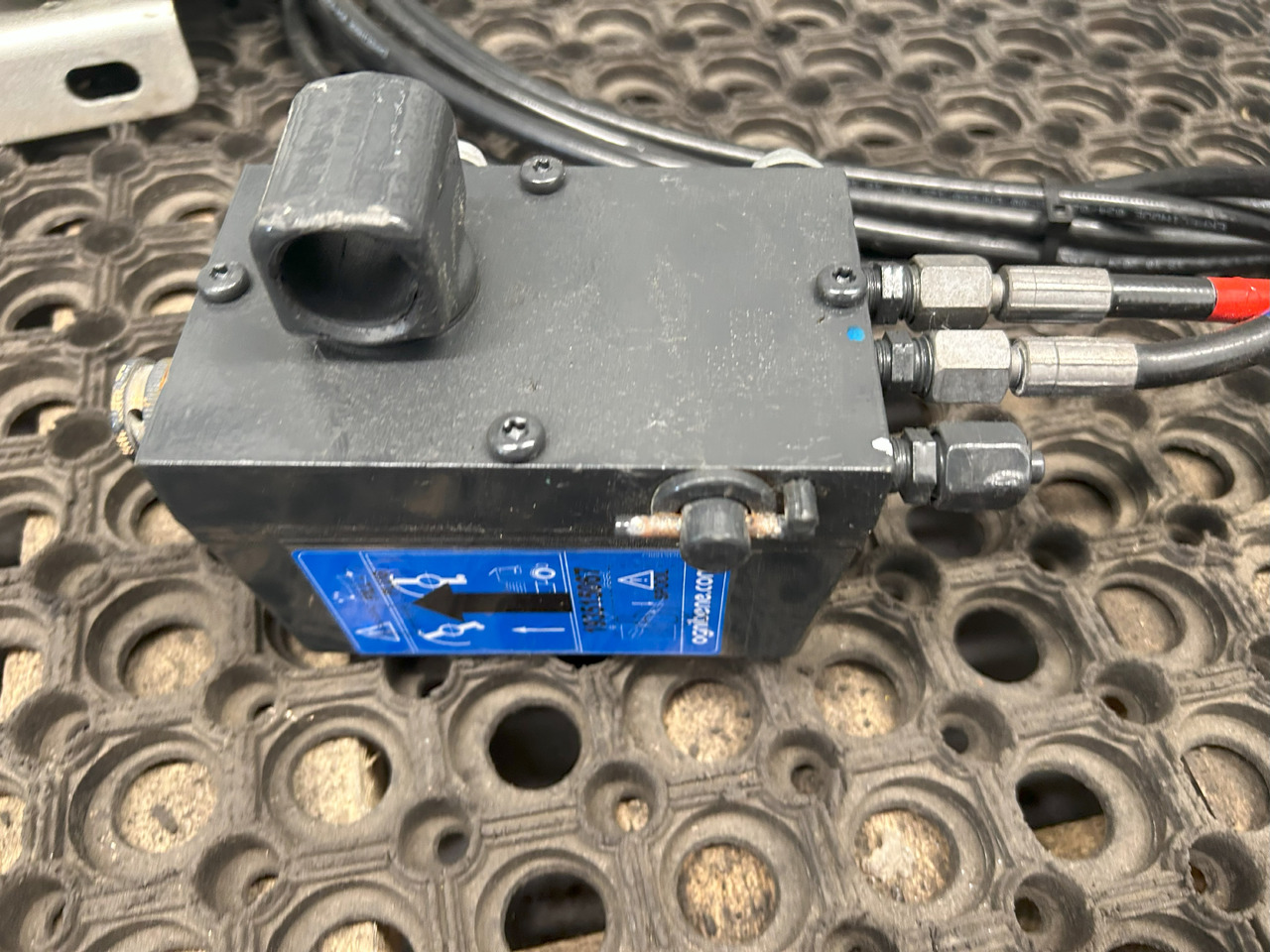 IVECO EUROCARGO 75E MLC CABIN LIFTING KIT - Cilindro idraulico: foto 3 IVECO EUROCARGO 75E MLC CABIN LIFTING KIT - Cilindro idraulico: foto 3