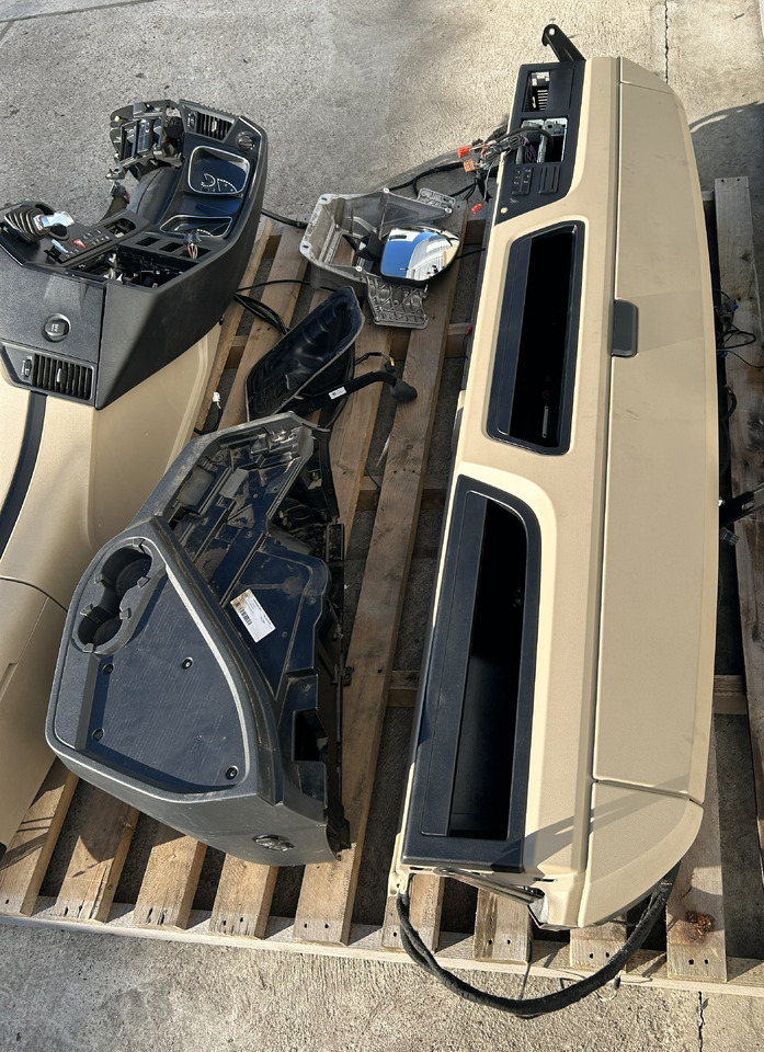 MERCEDES-BENZ KOMPLETNA PRZEKŁADKA WNĘTRZA - DESKA KONSOLA DO ANGLIKA MERCEDES ACTROS MP4 L STREAM SPACE - Cabina: foto 3 MERCEDES-BENZ KOMPLETNA PRZEKŁADKA WNĘTRZA - DESKA KONSOLA DO ANGLIKA MERCEDES ACTROS MP4 L STREAM SPACE - Cabina: foto 3