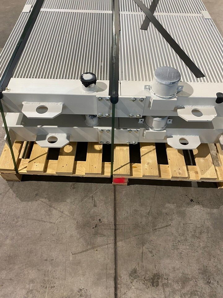 O&K Terex Water radiator RH120 Cat 6030 3672533 1459344 533-9472 - Radiatore per Camion: foto 2 O&K Terex Water radiator RH120 Cat 6030 3672533 1459344 533-9472 - Radiatore per Camion: foto 2