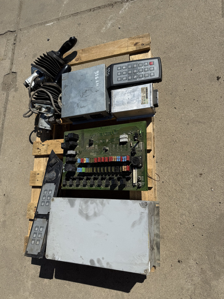 LIEBHERR R926 - ECU per Escavatore cingolato: foto 2 LIEBHERR R926 - ECU per Escavatore cingolato: foto 2