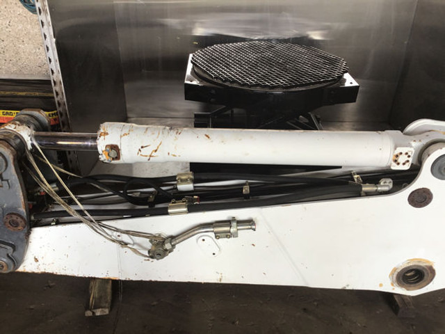 Liebherr A914 Li / A914B Li / A924B Li / A924C Li / A934B Li / A934C Li / R914 / R914B / R924 B / R924 C / R934B / R934C - Cilindro idraulico: foto 1 Liebherr A914 Li / A914B Li / A924B Li / A924C Li / A934B Li / A934C Li / R914 / R914B / R924 B / R924 C / R934B / R934C - Cilindro idraulico: foto 1