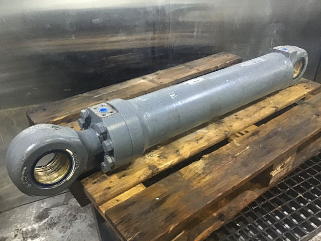 Liebherr Cylinder - Cilindro idraulico: foto 1 Liebherr Cylinder - Cilindro idraulico: foto 1