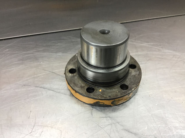Liebherr Flange - Pompa del liquido di raffreddamento: foto 3 Liebherr Flange - Pompa del liquido di raffreddamento: foto 3