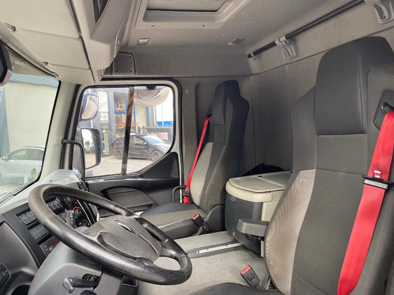 Foto d'interni 1: Autocarro furgonato Renault D16.280 / Closed Box / Automatic / Euro 6